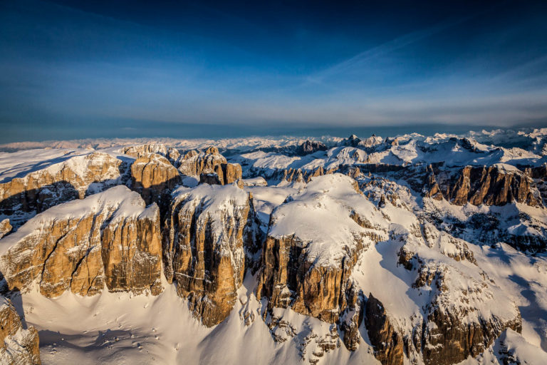 Dolomiten Gipfel Sonnenaufgang Grödnertal Südtirol Berge Winterlandschaft Schnee Luftaufnahme