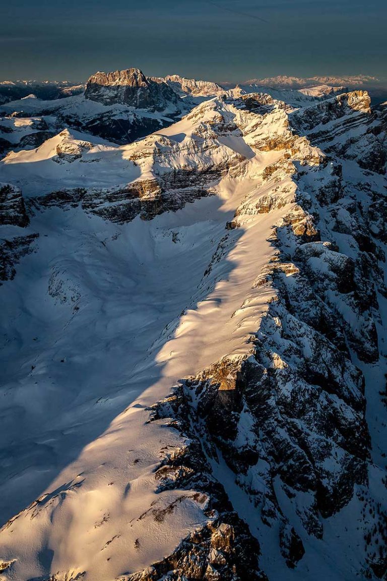 Dolomiten Gröden Südtirol Berge Sonnenaufgang Winterlandschaft Schnee Luftaufnahme