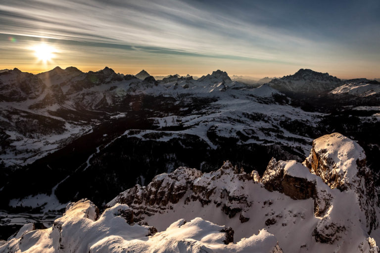 Dolomiten Gröden Südtirol Sonnenaufgang Berge Winterlandschaft Schnee Luftaufnahme
