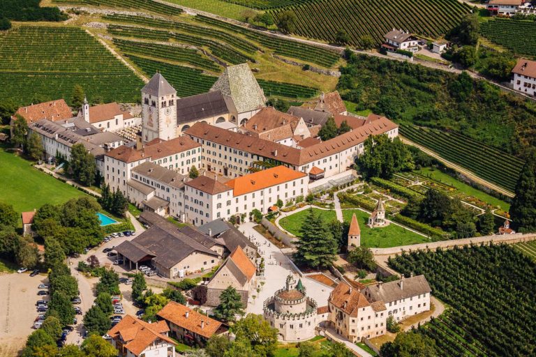 Kloster Neustift Vahrn Brixen Südtirol historisches Bauwerk Luftaufnahme