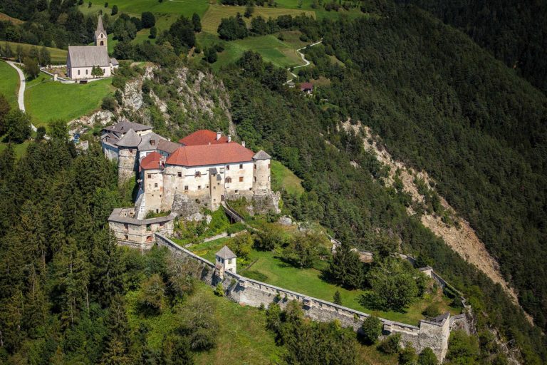 Schloss Rodenegg Südtirol Eisaktal Burg historisches Bauwerk Kultur