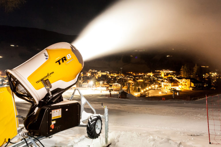 TechnoAlpin TR8 Schneeerzeuger Innichen Pustertal Südtirol Nacht Winter