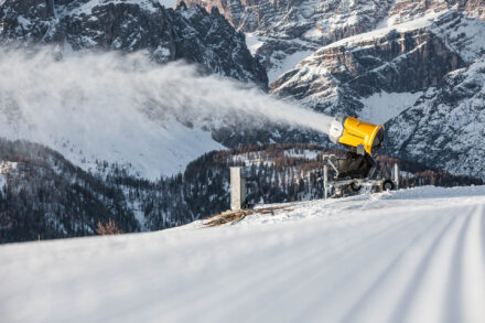 TechnoAlpin TR9 generatore di neve generatore a ventola comprensorio sciistico 3 Cime Dolomiti Sesto Val Pusteria fotografo Alto Adige Renon Ralph Mittermaier