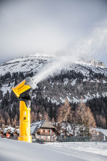 TechnoAlpin TT9 generatore di neve generatore a ventola comprensorio sciistico Carezza Dolomiti Catinaccio Lago di Carezza fotografo Alto Adige Renon Ralph Mittermaier